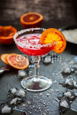 sarsmis, Blood Orange Margarita (blutapfelsine, cocktail, trinken, essen, obst, alkohol, aperitif, bar, getränke, schwarz, feiern, feier, zitrusgewächs, kochen, buggy, glas, urlaub, eis, zutaten, saft, saftiges, kalk, herstellung, margarita, niemand, rot, salz, weichzeichnung, stillebe)