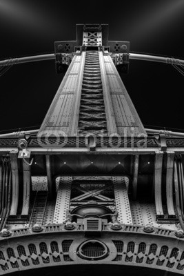 mandritoiu, Manhattan Bridge detail - fine art (architektur, kunst, schwarz, schwarzweiß, brücke, stadt, dunkel, details, ingenieurwesen, ikonenhaft, infrastruktur, orientierungspunkt, beine, licht, manhattan, metall, metallisch, monochrom, new york city, nacht, new york city, foto, säulen, himme)