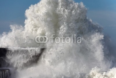 Zacarias da Mata, Detailed huge wave (welle, groß, sturm, orkan, stürmisch, meer, details, wind, pfeiler, tsunamis, weiß, ozean, wasser, dramatisch, portugal, strom, wetter, energie, kräfte, leuchtturm, küste, wirbelsturm, landschaft, gefahr, schwer, seelandschaft, atlantic, tage, natu)