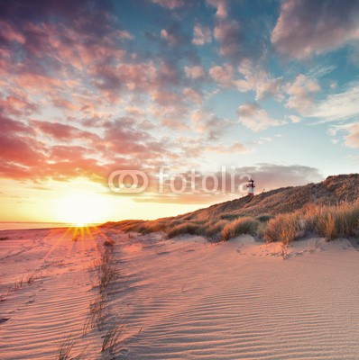 Jenny Sturm, Strand und Dünenlandschaft am Sylter Ellenbogen (leuchtturm, stranden, meer, sylt, insel, sanddünen, leuchtfeuer, sonne, küste, abenddämmerung, sunrise, licht, nordsee, leuchten, sommer, blau, wassergraben, deutsch, friesland, landschaft, national park, natur, rot, sand, schleswig-holstein, wasse)