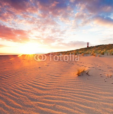 Jenny Sturm, Morgensonne an der Küste (leuchtturm, stranden, meer, sylt, insel, sanddünen, leuchtfeuer, sonne, küste, abenddämmerung, sunrise, licht, nordsee, leuchten, sommer, blau, wassergraben, deutsch, friesland, landschaft, national park, natur, rot, sand, schleswig-holstein, wasse)