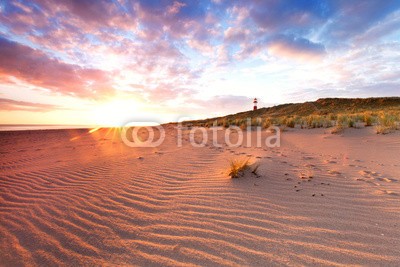 Jenny Sturm, Sonnenaufgang am Sylter Ellenbogen - List (leuchtturm, stranden, meer, sylt, insel, sanddünen, leuchtfeuer, sonne, küste, abenddämmerung, sunrise, licht, nordsee, leuchten, sommer, blau, wassergraben, deutsch, friesland, landschaft, national park, natur, rot, sand, schleswig-holstein, wasse)