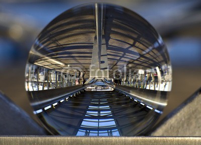 iwona1701, Brücke in einer Glasskugel (brücke, spiegelung, hafen, hamburg, geschosse, rund, krei)