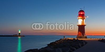 Thorsten Schier, Leuchttürme (Molenfeuer) am Hafen von Warnemünde bei Nacht (rostock, leuchtturm, nacht, mecklenburg-vorpommern, mecklenburg, ostsee, nachts, gebäude, turm, rot, leuchtfeuer, weiß, blau, himmel, picturesque, deutsch, europa, nordeuropa, gebäude, seefahrt, navigation, küste, orientierungspunkt, horizontal)