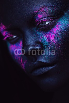 alexbutscom, portrait of woman in black paint and neon powder (menschlich, schönheit, gesicht, schöner, kaukasier, weiblich, haut, kopf, close-up, neon, erwachsen, leute, lebensstil, malen, portrait, gestalten, dunkel, brennstoff, öl, hübsch, schauend, backgrounds, modellieren, studio, kunst, kosmetik, 1, makeu)