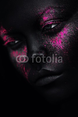 alexbutscom, portrait of woman in pink neon powder (menschlich, schönheit, gesicht, schöner, kaukasier, weiblich, haut, kopf, close-up, neon, erwachsen, leute, lebensstil, malen, portrait, gestalten, dunkel, brennstoff, öl, hübsch, schauend, backgrounds, modellieren, studio, kunst, kosmetik, 1, makeu)