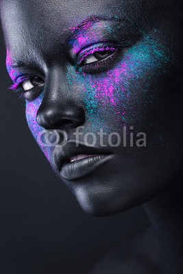 alexbutscom, woman in black paint and colourful powder (menschlich, schönheit, gesicht, schöner, kaukasier, weiblich, haut, kopf, close-up, neon, erwachsen, leute, lebensstil, malen, portrait, gestalten, dunkel, brennstoff, öl, hübsch, schauend, backgrounds, modellieren, studio, kunst, kosmetik, 1, makeu)