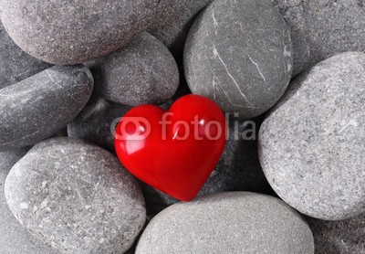 Africa Studio, Red heard over pebbles background (abstrakt, abmachung, kulisse, backgrounds, strand, schönheit, close-up, konzept, exemplar, tage, dekoration, dekorativ, entwerfen, details, grau, grau, herz, life, liebe, werkstoff, gedächtnis, minerals, natürlich, natur, 1, kieselstein, kieselstein, ro)