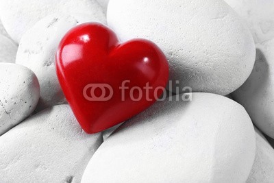 Africa Studio, Red heard over pebbles background (abstrakt, abmachung, kulisse, backgrounds, strand, schönheit, close-up, konzept, exemplar, tage, dekoration, dekorativ, entwerfen, details, herz, life, liebe, werkstoff, gedächtnis, minerals, natürlich, natur, 1, kieselstein, kieselstein, rot, river)