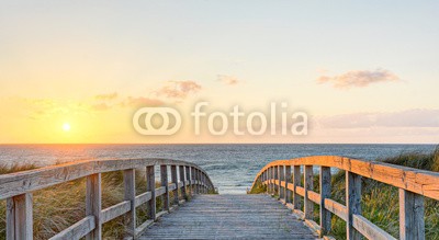 Marco2811, Brücke Strand Wasser (urlaub, erholung, meer, wasser, entspannung, stranden, sommer, sonnenuntergänge, sylt, rügen, usedom, dänemark, brücke, see, brücke, connection, ostsee, nordsee, zielen, time out, spaziergang, holzbrücke, welle, himmel, wolken, energie, brennstof)