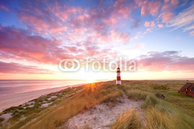 Jenny Sturm, Morgenerwachen (sylt, stranden, leuchtturm, sunrise, meer, insel, sanddünen, leuchtfeuer, sonne, küste, abenddämmerung, licht, nordsee, leuchten, sommer, blau, wassergraben, deutsch, friesland, landschaft, national park, natur, rot, sand, schleswig-holstein, wasse)