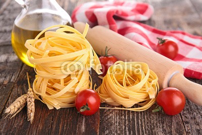 M.studio, raw tagliatelle (tagliatelle, roh, pasta, essen, kochen, kochen, zutaten, mahlzeit, tomaten, öl, nudelholz, küche, abendessen, kochen, holz, hintergrund, sätz)