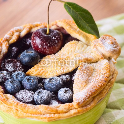 -Marcus-, Decorated homemade shortcrust pastry berry pie with blueberries (gebackenes, backen, beere, blueberry, kirsche, close-up, kruste, dekoriert, nachspeise, gericht, geschirr, essen, frisch, obst, selbstgemacht, gold, gold, grün, leaf, makro, mini, objekt, brot, torte, pulver, klein, sugar, süss, behandel)