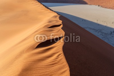 artush, dune in Hidden Vlei in Namib desert (akazie, abenteuer, afrika, afrikanisch, dürre, schwarz, blau, verzweigt, braun, tot, tod, wüste, verlassen, trockenheit, trocken, düne, hitze, hot, landschaft, lonely, namibia, national, natur, alt, orange, pfanne, park, rot, entfernt, salz, sand, sandi)