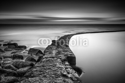 Henrique Silva, The pebble beach (strand, schwarzweiß, landschaft, ozean, portugal, meer, sintra, sommer, sonne, abenddämmerung, kieselstein, sand, seufze)