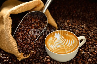 amenic181, Cup of coffee latte and coffee beans on wooden table (kaffee, café, tassen, bohne, leaf, geformt, cappuccino, cappuccino, bohne, samen, korn, rauch, espresso, kaffee, milchkaffee, mocha, rösten, ernte, grillparty, rostend, getränke, landzunge, koffein, morgens, mug, arabica, aroma, backgrounds, schwar)