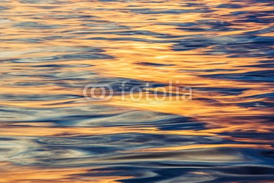 ValentinValkov, Blurry background from ripples and waves (meer, welle, natur, blau, wasser, ozean, kräuseln, backgrounds, textur, sommer, himmel, sunrise, sonnenuntergänge, landschaft, gold, orange, abenddämmerung, surfen, strömend, rot, seelandschaft, schönheit, kante, gold, dramatisch, anblick, morgengraue)