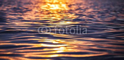 ValentinValkov, Sea surface with ripples and waves (meer, welle, natur, blau, wasser, ozean, kräuseln, backgrounds, textur, sommer, himmel, sunrise, sonnenuntergänge, landschaft, gold, orange, abenddämmerung, surfen, strömend, rot, seelandschaft, schönheit, kante, gold, dramatisch, anblick, morgengraue)