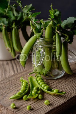 fotoatelie, Ripe Green peas on wooden table. (erbsen, protein, close-up, vegetarisch, tisch, reif, natürlich, vegan, küche, ackerbau, grün, geschält, diät, braun, ball, imbiss, organisch, hülsenfrüchte, blatt, geschmackvoll, bohne, pile, diät, foodie, öffnen, ungekocht, gemüse, dunkel, pod)