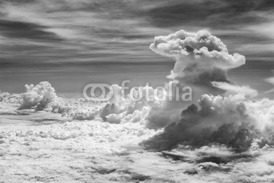 leeyiutung, dramatic cloud in black and white (wolken, sturm, gewitter, flaumig, wetter, cumulus, schwarzweiß, klima, sonnenlicht, sonnenstrahl, kondenswasser, niemand, natürlich, fabelhaft, phantastisch, stürmisch, dramatisch, szenerie, ray, licht, abend, spiritual, abenddämmerung, sonne, abstrak)