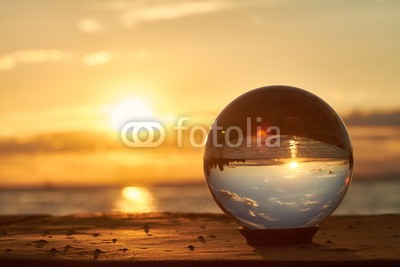 Foto-Ruhrgebiet, Die Sonne geht über dem Bodensee unter und leuchtet durch eine Glaskugel. (glas, geschosse, wasser, himmel, sonne, sonnenuntergang, sonnenaufgang, lake constance, welle, kristallkugel, zukunft, magie, magisch, licht, natur, see, wetter, urlaub, wettervorhersage, orange, gold, gold, sonnenschein, abend, abend, morgens, morgen)