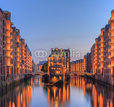 Marco2811, Speicherstadt Hamburg (unesco, hamburg, abend, architektur, deutsch, panorama, skyline, stadt, sehenswürdigkeit, orientierungspunkt, licht, kunst, beleuchtung, sonnenuntergänge, bild, foto, wasser, beleuchtet, historisch, hafen, abend, beleuchtung, europa, gebäude, hamburge)