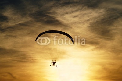 am, Paragliding at sunset. Silhouette against a background a cloudy sky colors the sunset. (paragliding, fallschirme, fallschirmspringen, paraglider, segelflugzeug, hängegleiter, piloten, flieger, flieger, flieger, flieger, leute, person, menschlich, figuren, silhouette, skyline, flügel, fliege, fliegender, gleiten, flug, luft, antenne)