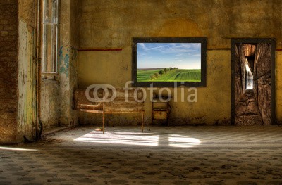 Thomas Otto, Schlafzimmer (schlafzimmer, bett, beschaulichkeit, rasten, wohnzimmer, bejahrt, verschmutzt, leerstehend, ruine, zimmer, altbau, renovierung, haustür, fenster, eingang, tür, korridor, verfall, fassade, verfallen, architektur, dunkel, mystisch, gebäude, backstei)