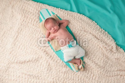 katrinaelena, Newborn Baby Boy Sleeping on a Surfboard (baby, junge, neugeborene, surfer, surfbrett, kleinkinder, schlafen, schlafen, short, badeanzug, badeanzug, portrait, hübsch, süss, unschuld, unschuldig, einträchtig, beruhigt, blau, cyan, türkis, weiß, person, noppen, copy space, entspannung, sandale)
