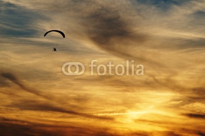 am, Paragliding in clouds at sunset. Silhouette against a background a cloudy sky colors the sunset. (paragliding, fallschirme, fallschirmspringen, paraglider, segelflugzeug, hängegleiter, piloten, flieger, flieger, flieger, flieger, leute, person, menschlich, figuren, silhouette, skyline, flügel, fliege, fliegender, gleiten, flug, luft, antenne)