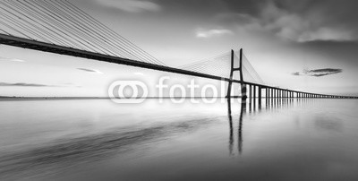 Henrique Silva, An black and white vision of the bridge Vasco da Gama (architektur, kunst, schwarz, brücke, gebäude, stadt, stadtlandschaft, küstenlinie, morgengrauen, ost, abend, berühmt, geldstrafe, orientierungspunkt, landschaft, licht, lissabon, nacht, portugal, besinnung, rivers, silva, himmel, skyline, skyscrape)