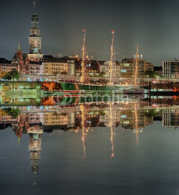 Blickfang, Hamburg Hafen Nacht (nacht, beleuchtung, sehenswürdigkeit, beleuchtet, touristisch, deutsch, wasser, hafen, boot, schiff, segelschiff, historisch, boot, hamburg, stadt, spiegelung, elba, lampe, licht, stad)