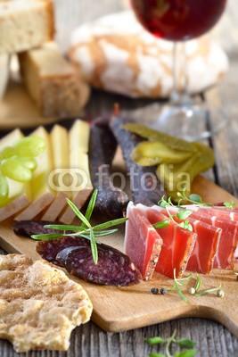 kab-vision, Gemischte Südtiroler Törggelen-Brotzeit mit Speck, Käse und Kaminwurzen (sandwich, wein, rotwein, südtirol, speck, schinken, wurst, käse, brot, salatgurke, weintraube, weintraube, wurst, salami, geräuchert, alto adige, weingläser, spezialität, imbiss, gemischt, fleisch, tirol, tirolerin, küche, kalt, gericht, rustika)