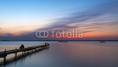 Blickfang, Abendstimmung am Meer (abendstimmung, abend, stimmung, sonnenuntergänge, sonnenuntergang, wasser, meer, brücke, kai, entspannen, entspannen, beschaulichkeit, erholen, erholung, spiegelung, sommer, sonne, kerze, lampe, licht, beleuchtet, lake constance, gardasee, se)