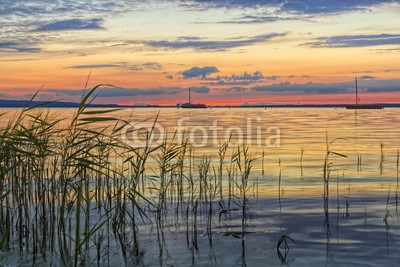 Blickfang, Abendstimmung am Meer (abendstimmung, abend, stimmung, sonnenuntergänge, sonnenuntergang, wasser, meer, brücke, kai, entspannen, entspannen, beschaulichkeit, erholen, erholung, spiegelung, sommer, sonne, kerze, lampe, licht, beleuchtet, lake constance, gardasee, see, ried, gra)