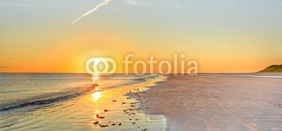 Marco2811, Sonnenuntergang am Strand (urlaub, erholung, meer, wasser, stranden, sommer, sonnenuntergänge, sylt, rügen, usedom, dänemark, see, brücke, connection, ostsee, nordsee, zielen, time out, spaziergang, holzbrücke, welle, himmel, wolken, energie, brennstoff, wellnes)