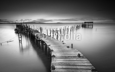 Henrique Silva, A peaceful ancient pier (weiß, schwarz, landschaft, pfeiler, strand, natur, wasser, himmel, wellenbrecher, hölzern, see, sonnenuntergang, brücke, abenddämmerung, szene, meer, ozean, entspannung, abend, küste, morgens, horizont, lang, beruhigt, twilight, fotografi)