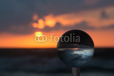 klauskreckler, Sonnenuntergang mit Kristallkugel (wahrsagerei, glaskugel, glaskugel, glas, betrachtung, spiegel, spiegelung, kreativ, kreativität, geschosse, rund, optische täuschung, linse, optisch, traum, frieden, durchsichtig, wahrsagen, magisch, zukunft, sonnenuntergänge, mee)