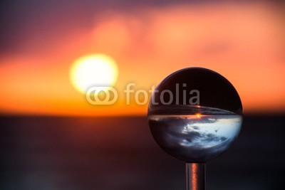 klauskreckler, Sonnenuntergang mit Kristallkugel (wahrsagerei, glaskugel, glaskugel, glas, betrachtung, spiegel, spiegelung, kreativ, kreativität, geschosse, rund, optische täuschung, linse, optisch, traum, frieden, durchsichtig, wahrsagen, magisch, zukunft, sonnenuntergänge, mee)