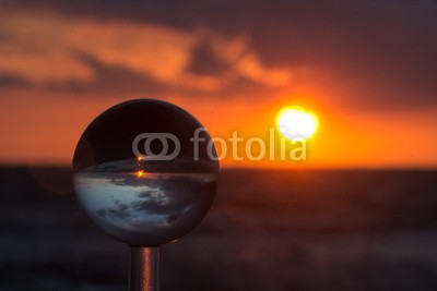 klauskreckler, Sonnenuntergang mit Kristallkugel (wahrsagerei, glaskugel, glaskugel, glas, betrachtung, spiegel, spiegelung, kreativ, kreativität, geschosse, rund, optische täuschung, linse, optisch, traum, frieden, durchsichtig, wahrsagen, magisch, zukunft, sonnenuntergänge, mee)