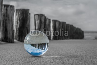 klauskreckler, Buhne am Meer mit Kristallkugel (wahrsagerei, glaskugel, glaskugel, glas, rudern, meer, betrachtung, wetter, spiegel, spiegelung, kreativ, kreativität, geschosse, rund, optische täuschung, linse, optisch, traum, frieden, durchsichtig, wahrsagen, magisch, zukunft, wellenbrecher, hol)