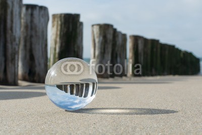 klauskreckler, Buhne am Meer mit Kristallkugel (wahrsagerei, glaskugel, glaskugel, glas, rudern, meer, betrachtung, wetter, spiegel, spiegelung, kreativ, kreativität, geschosse, rund, optische täuschung, linse, optisch, traum, frieden, durchsichtig, wahrsagen, magisch, zukunft, wellenbrecher, hol)