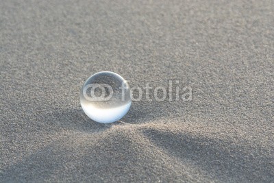 klauskreckler, Kristallkugel im Sand (wahrsagerei, glaskugel, stranden, sand, glaskugel, glas, betrachtung, spiegel, spiegelung, kreativ, kreativität, geschosse, rund, optische täuschung, linse, optisch, traum, frieden, durchsichtig, wahrsagen, magisch, zukunf)