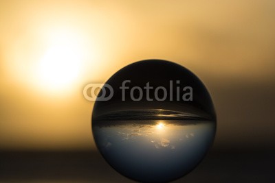 klauskreckler, Sonnenuntergang mit Kristallkugel (wahrsagerei, glaskugel, glaskugel, glas, betrachtung, spiegel, spiegelung, kreativ, kreativität, geschosse, rund, optische täuschung, linse, optisch, traum, frieden, durchsichtig, wahrsagen, magisch, zukunft, sonnenuntergänge, mee)