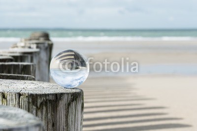 klauskreckler, Buhne am Meer mit Kristallkugel (wahrsagerei, glaskugel, glaskugel, glas, rudern, meer, betrachtung, wetter, spiegel, spiegelung, kreativ, kreativität, geschosse, rund, optische täuschung, linse, optisch, traum, frieden, durchsichtig, wahrsagen, magisch, zukunft, wellenbrecher, hol)