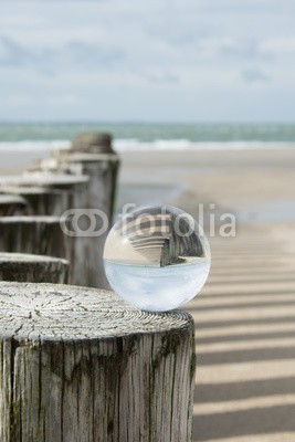 klauskreckler, Buhne am Meer mit Kristallkugel (wahrsagerei, glaskugel, glaskugel, glas, rudern, meer, betrachtung, wetter, spiegel, spiegelung, kreativ, kreativität, geschosse, rund, optische täuschung, linse, optisch, traum, frieden, durchsichtig, wahrsagen, magisch, zukunft, wellenbrecher, hol)