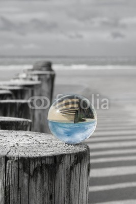 klauskreckler, Buhne am Meer mit Kristallkugel (wahrsagerei, glaskugel, glaskugel, glas, rudern, meer, betrachtung, wetter, spiegel, spiegelung, kreativ, kreativität, geschosse, rund, optische täuschung, linse, optisch, traum, frieden, durchsichtig, wahrsagen, magisch, zukunft, wellenbrecher, hol)