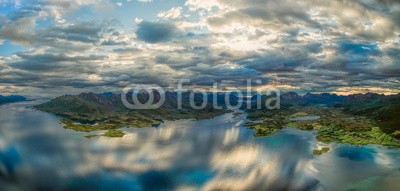 harvepino, Panorama of Vesteralen islands (antennen, schöner, flug, fliegender, hoch, landschaft, lofoten, norge, draußen, panorama, panoramisch, picturesque, skandinavien, szenerie, landschaftlich, reisen, anblick, wolken, fjord, insel, berg, nordic, norden, norwegische, pike, besinnung, mee)