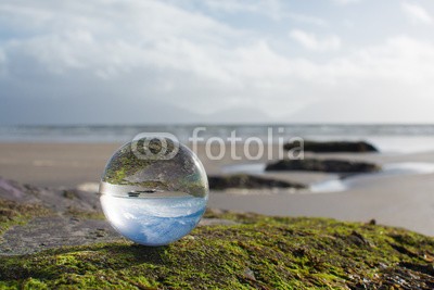 klauskreckler, Crystal ball at the beach (natur, küste, ozean, irisch, morgens, meer, backgrounds, strand, felsig, landschaft, wasser, sonnenuntergänge, blau, schöner, licht, reisen, draußen, sonne, welle, küste, sommer, welle, draußen, horizont, ball, kristalle, glas, sphäre, durchsichti)