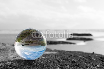 klauskreckler, Crystal ball at the beach (natur, küste, ozean, irisch, morgens, meer, backgrounds, strand, felsig, landschaft, wasser, sonnenuntergänge, blau, schöner, licht, reisen, draußen, sonne, welle, küste, sommer, welle, draußen, horizont, ball, kristalle, glas, sphäre, durchsichti)